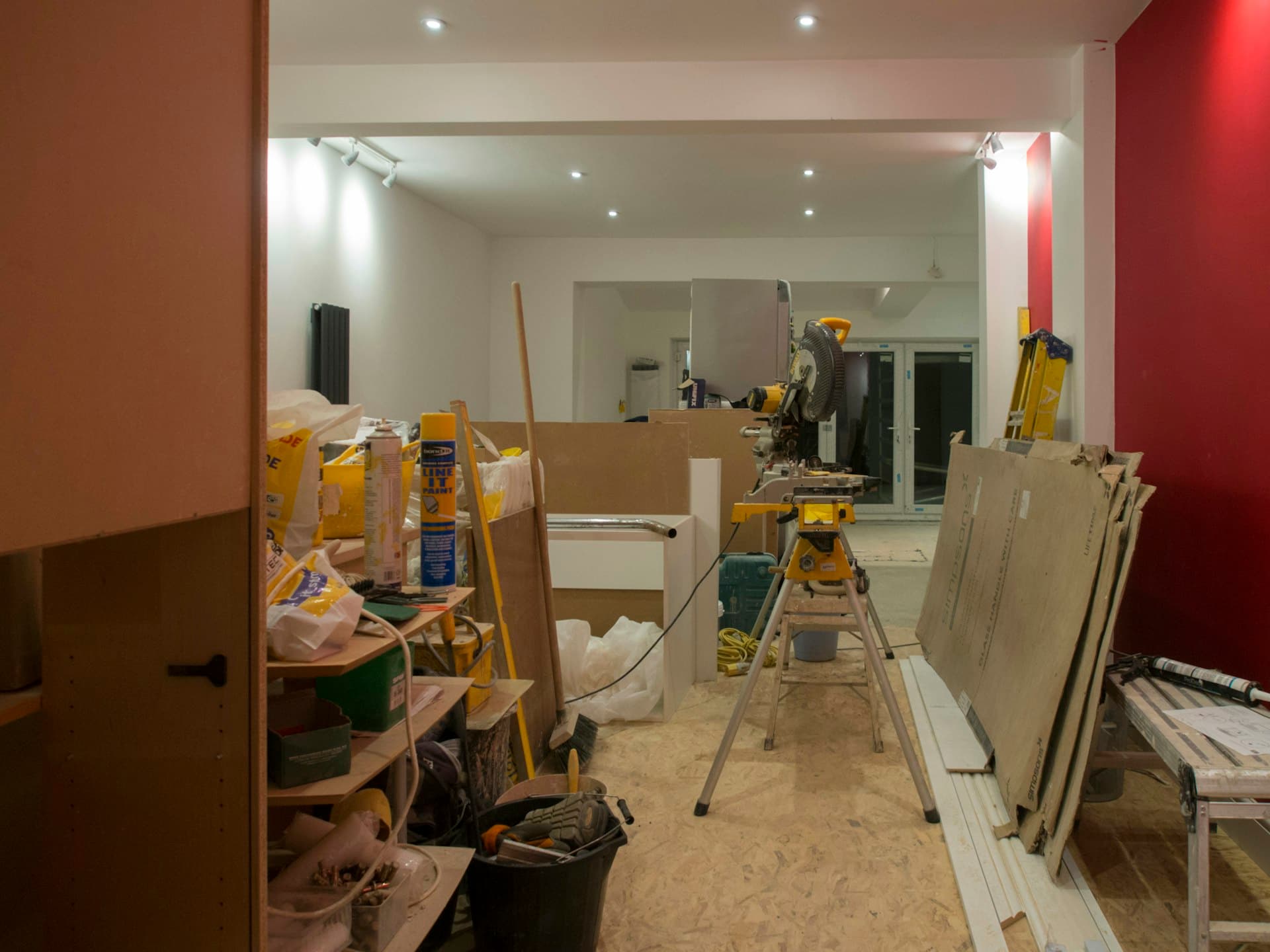 Pièce en cours de rénovation avec murs repeints