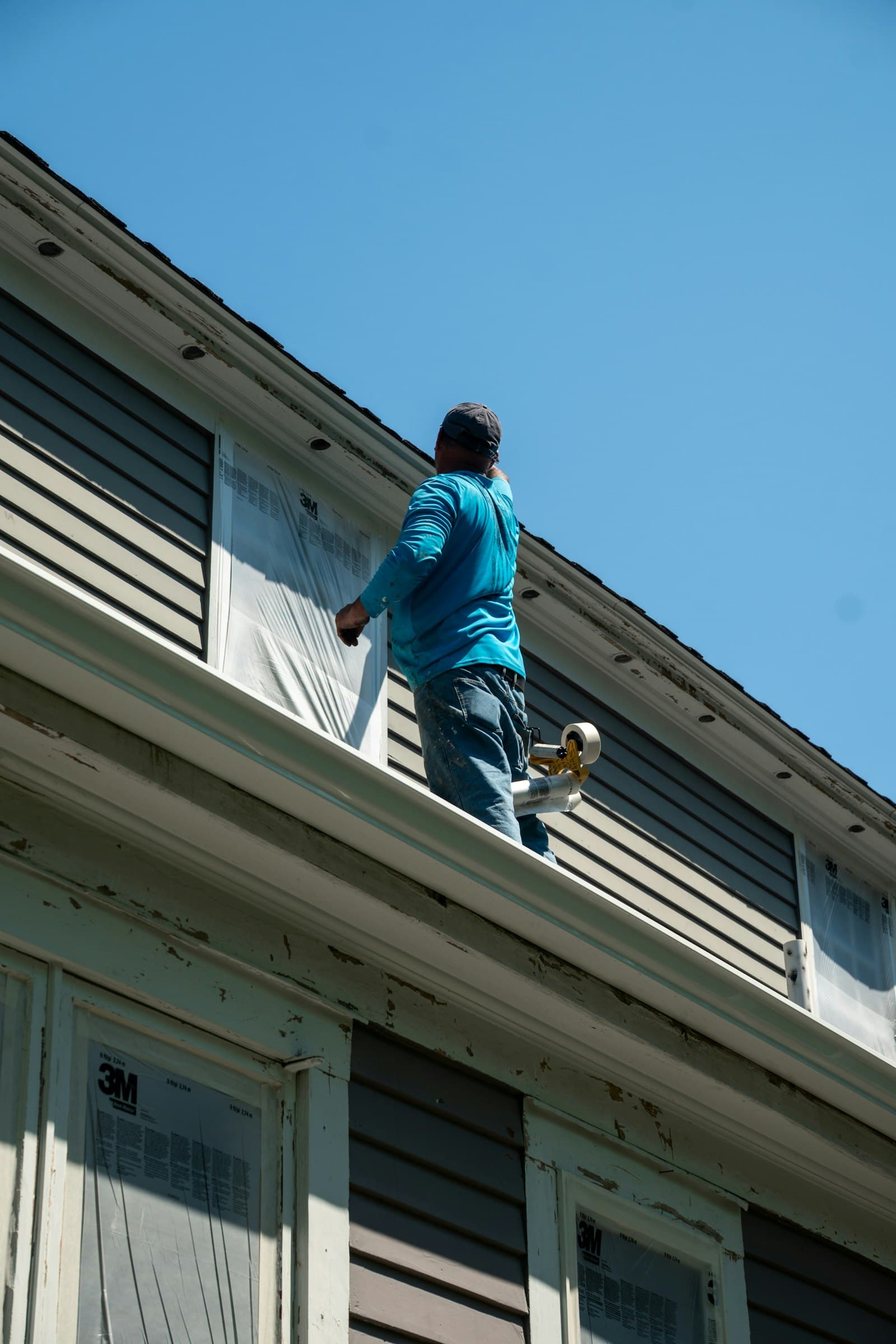 Artisan peintre préparant une pièce en rénovation avant remise en peinture